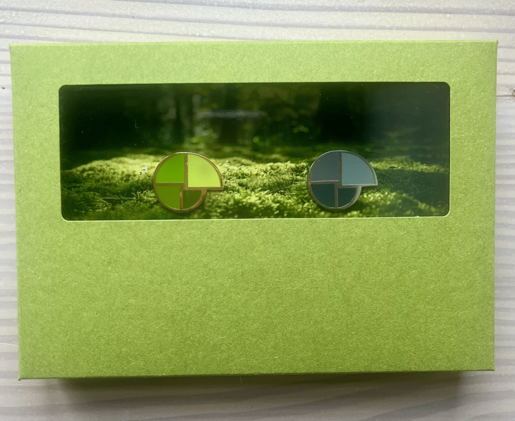 Ansteckpin TRAUDO® in grau und TRAUDO® in grün